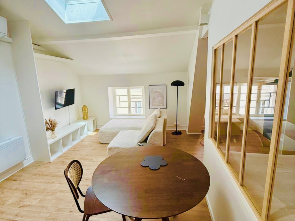 Pièce de vie avec table en bois massif et verrière encadrement bois