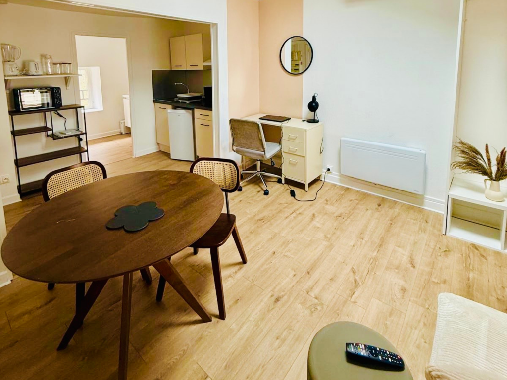 Séjour avec parquet bois et kitchenette équipée
