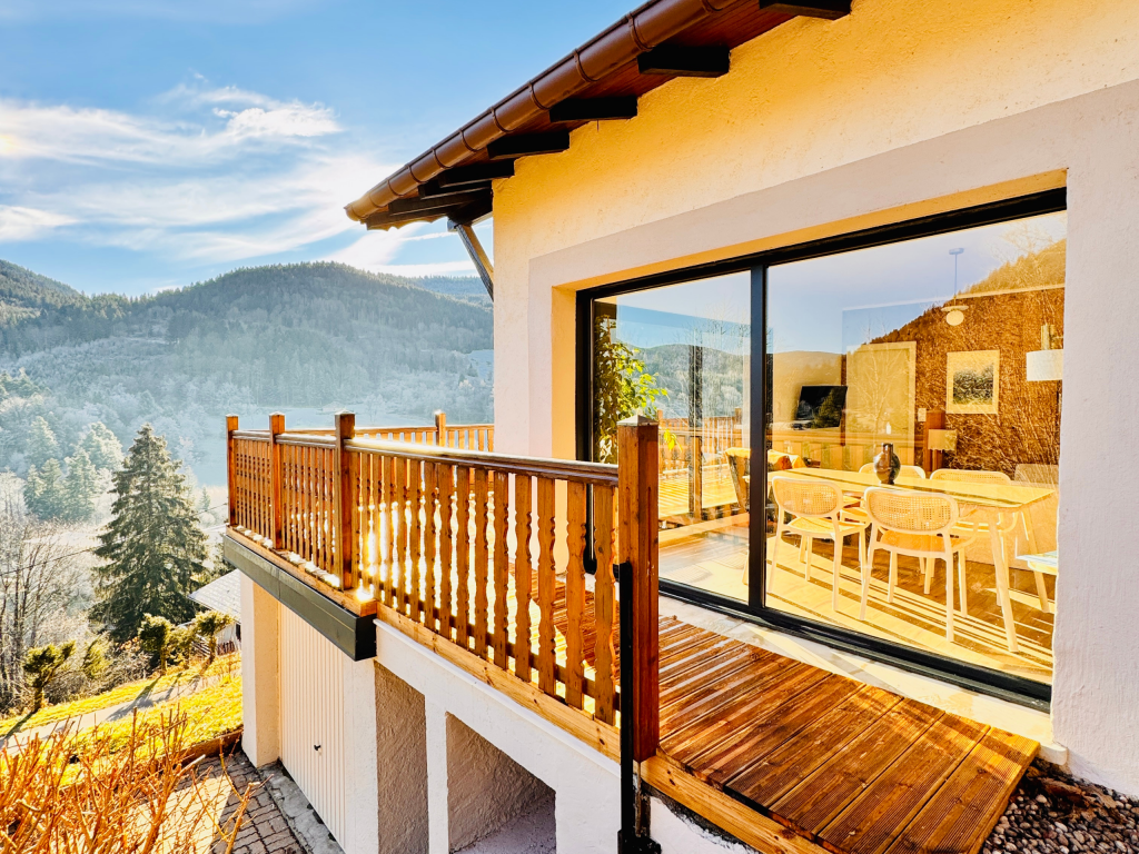 Extérieur du chalet avec balcon en bois et vue montagne