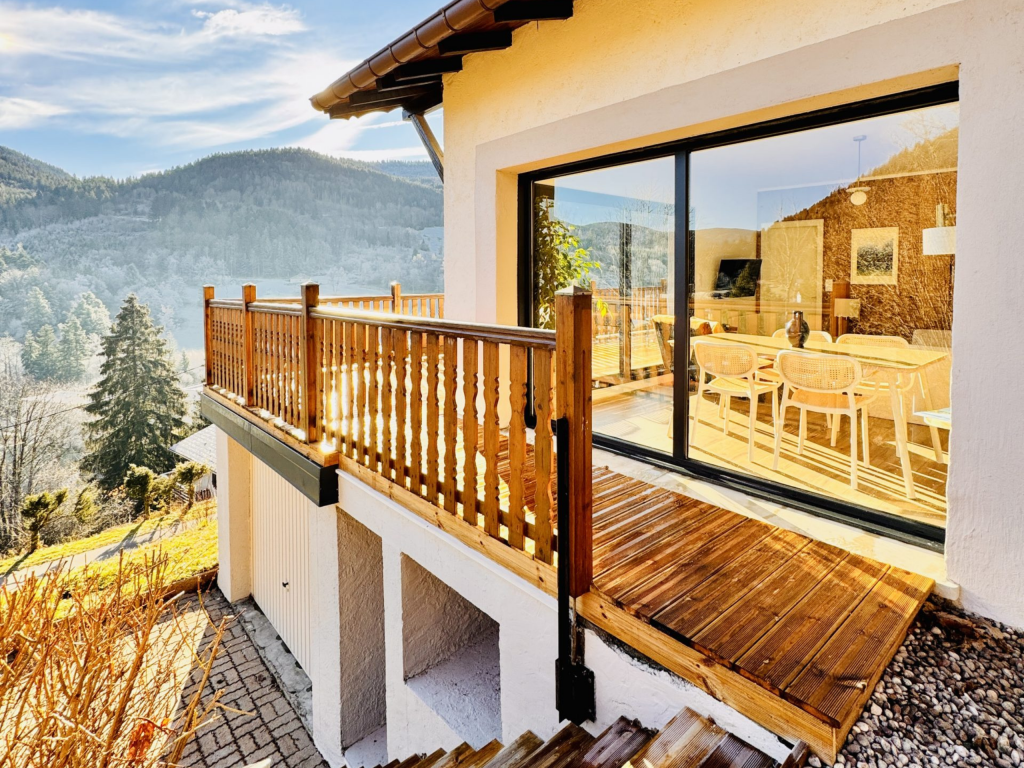Garde-corps en bois montagnard sécurisant le balcon avec vue sur la montagne