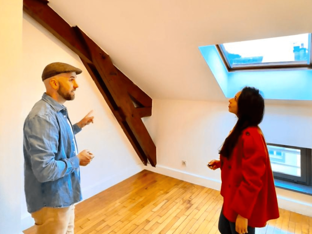 Photo d'Alexis en pleine visite d'appartement apportant son expertise du marché