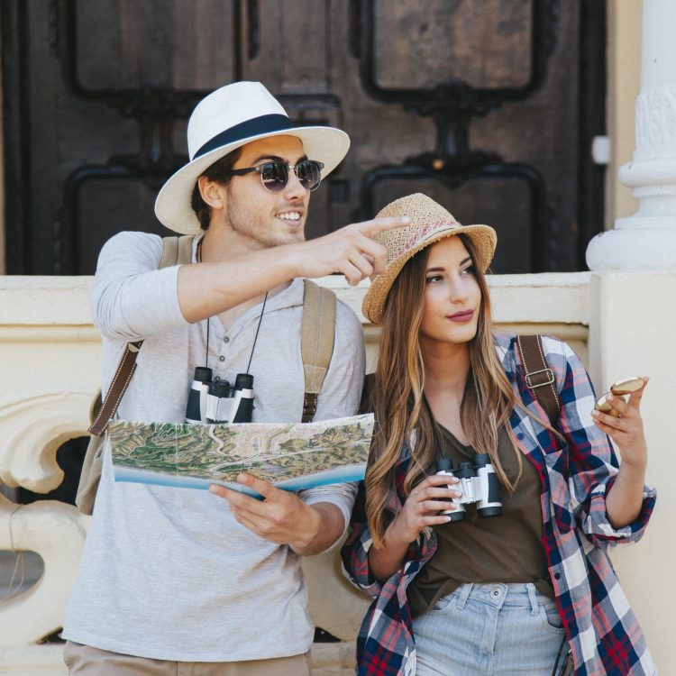 couple-travelers-pointing-directions